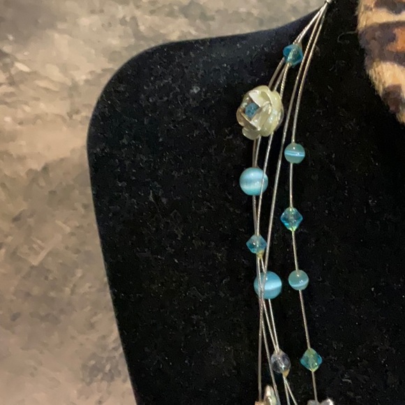 Costume jewelry. Necklace with light blue beads with little flowers - Picture 3 of 4